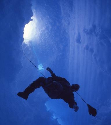 1982 Paul Butler reenacting Mawson's fall in ABC/AAD documentary "Douglas Mawson - The Survivor", Mawson © R. Butler