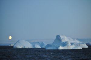 DSC_0376_moonrise & icebergs stooging around-a