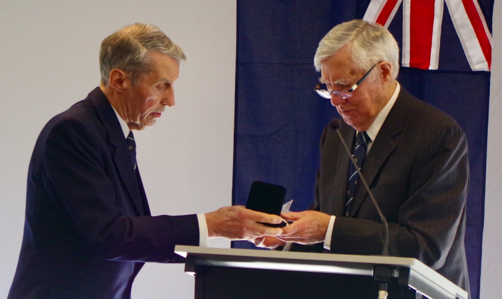Vic-president David Dodd presents the 2022 Phillip Law Medal to Dr Joe Johnson